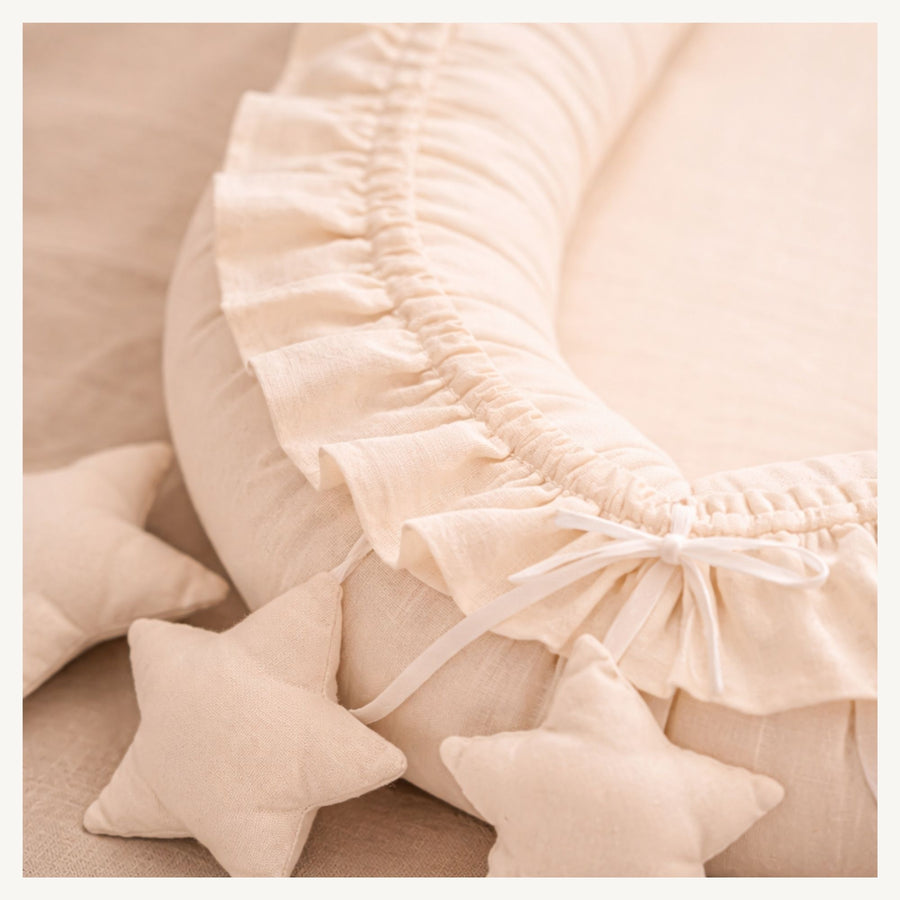 Nidu™ Baby Lounger — Organic Cotton Ruffle Nest